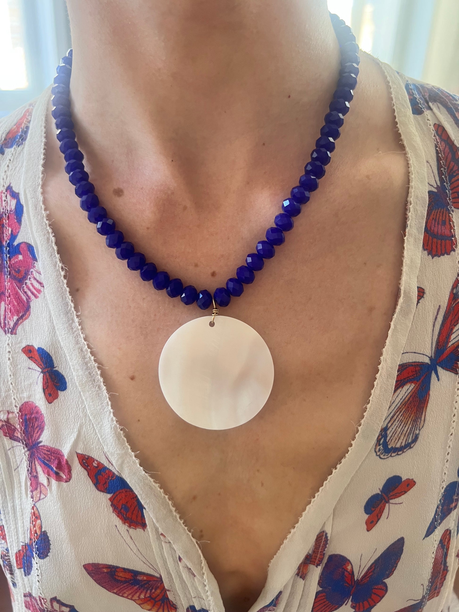 Collier mille et une facettes bleu Roy et pendentif en nacre
