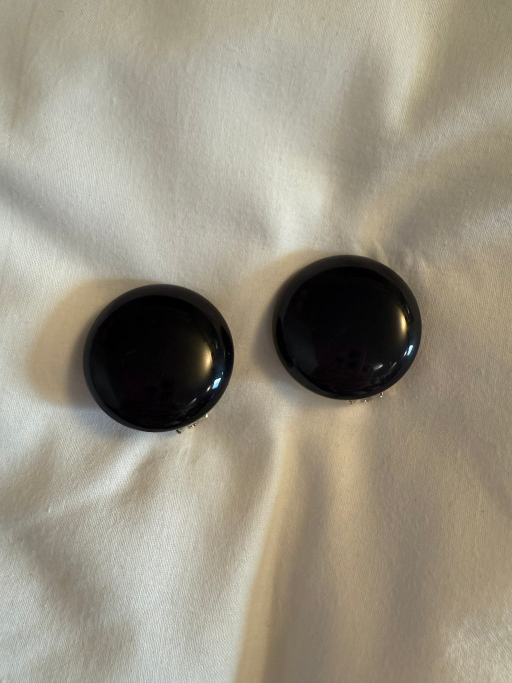 Boucles d’oreilles FRANCINE BRAMLI: cabochon noir