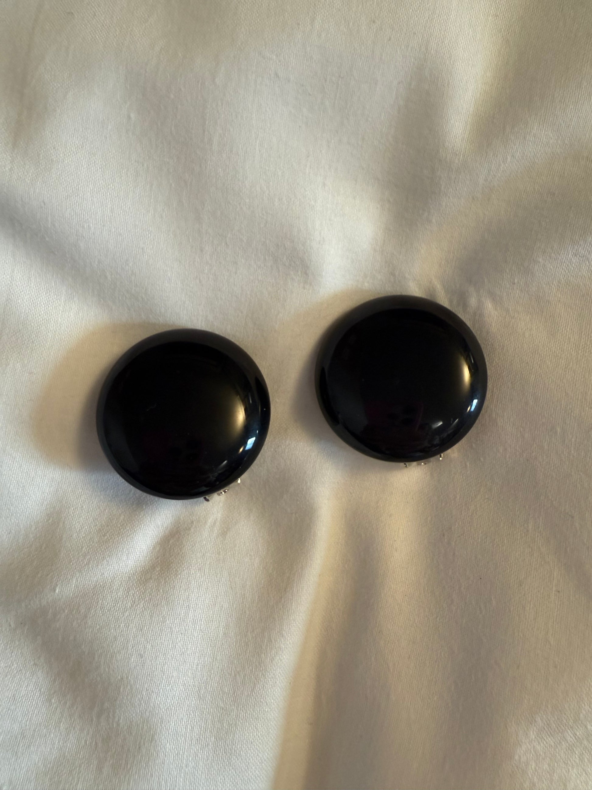 Boucles d’oreilles FRANCINE BRAMLI: cabochon noir