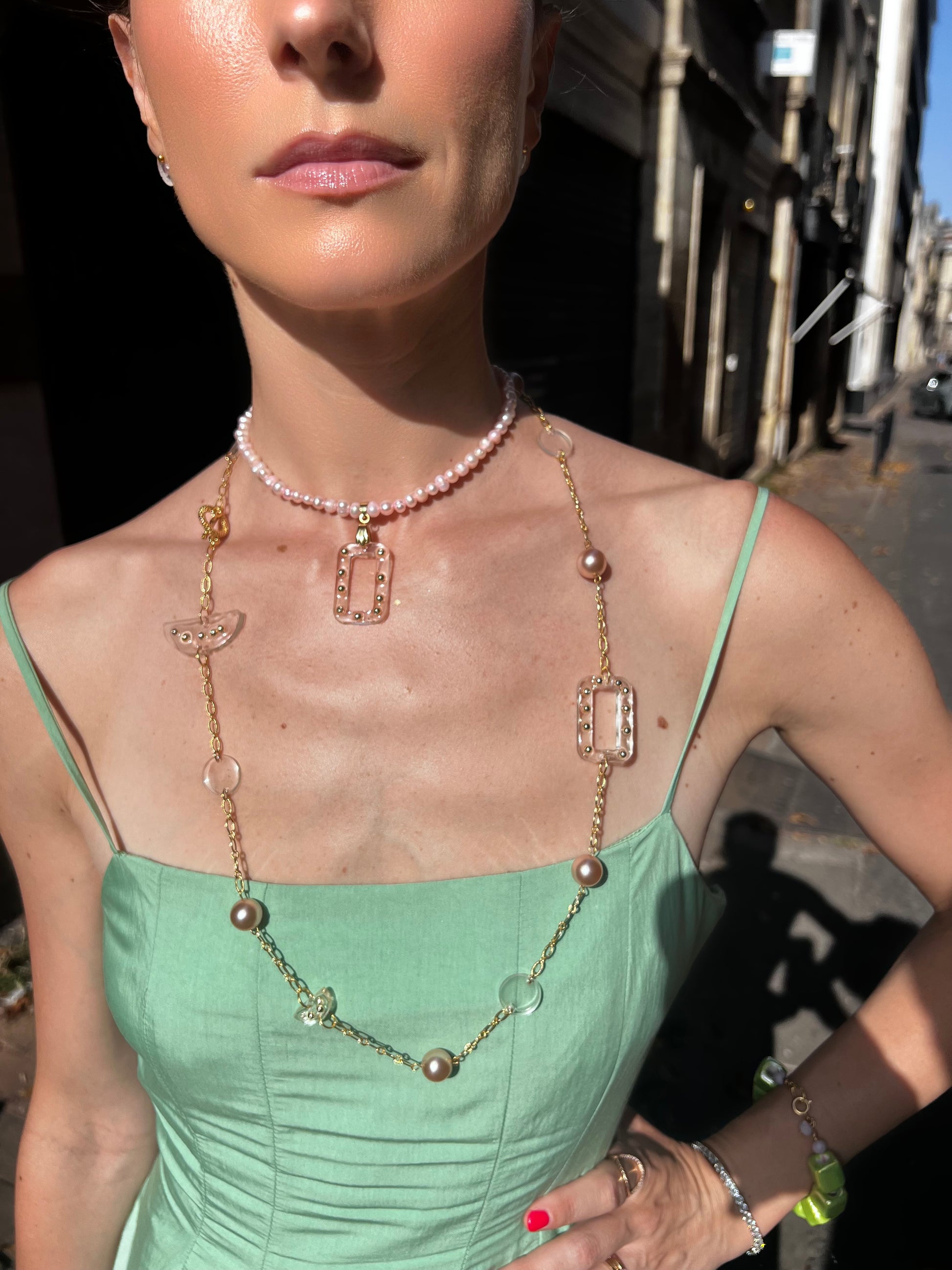 Collier ras de cou, ART.D perles rose pâle et élément résine à la main.