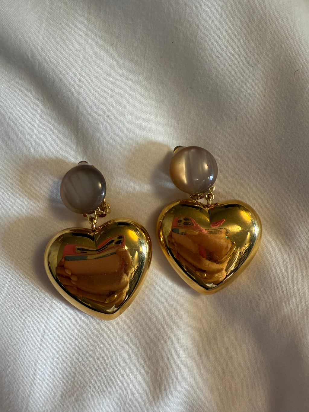 Boucles d’oreilles FRANCINE BRAMLI : petit cœur doré et cabochon mini gris clair reflets
