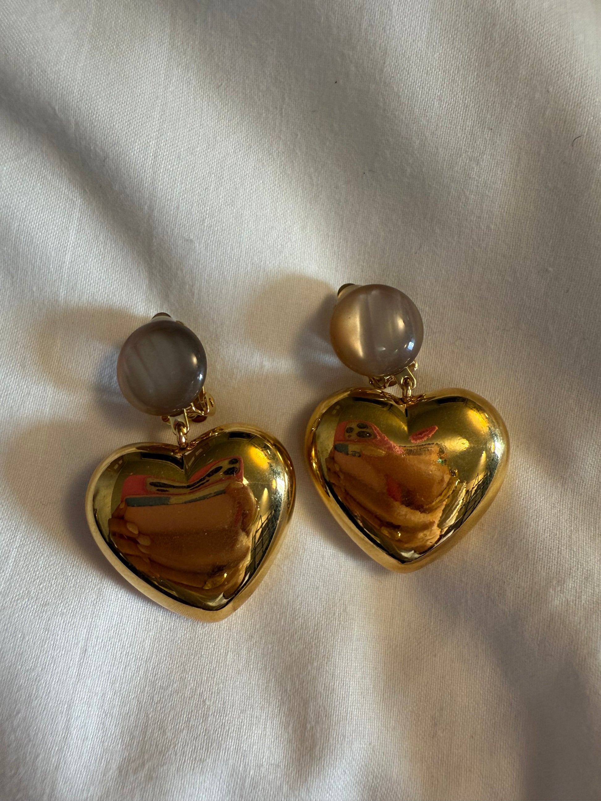 Boucles d’oreilles FRANCINE BRAMLI : petit cœur doré et cabochon mini gris clair reflets