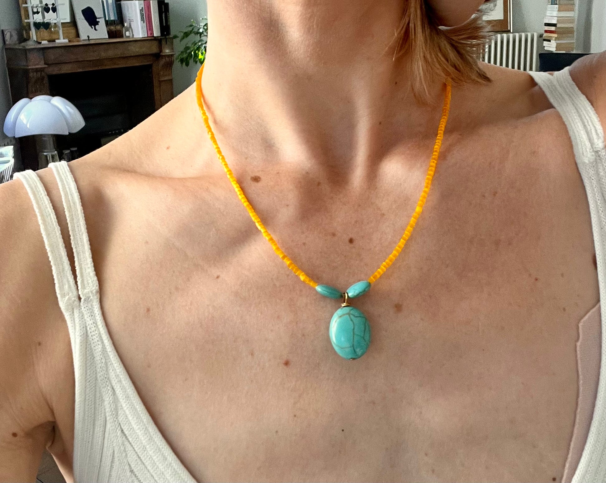 Collier fin orange et Howlite turquoise