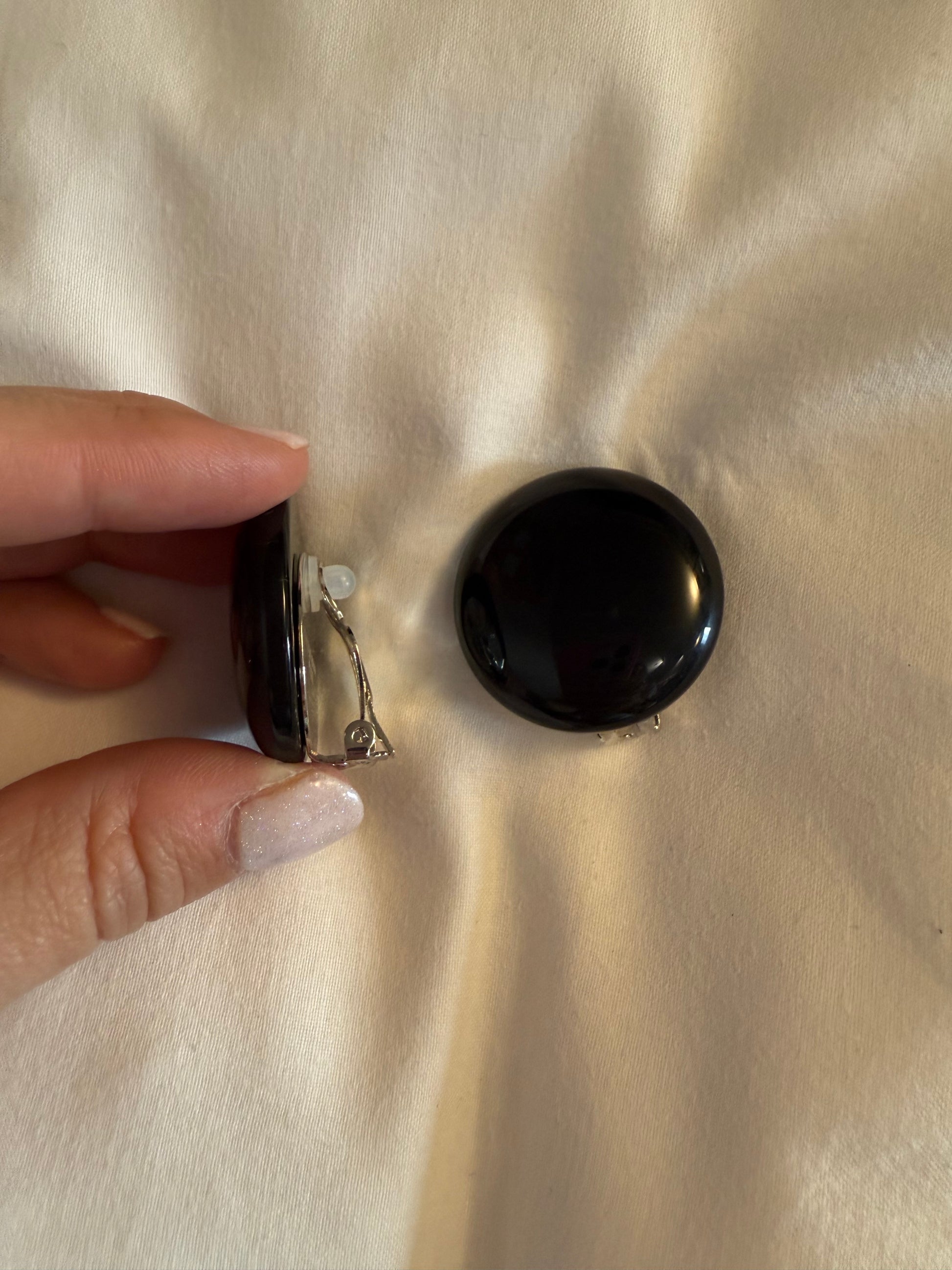 Boucles d’oreilles FRANCINE BRAMLI: cabochon noir