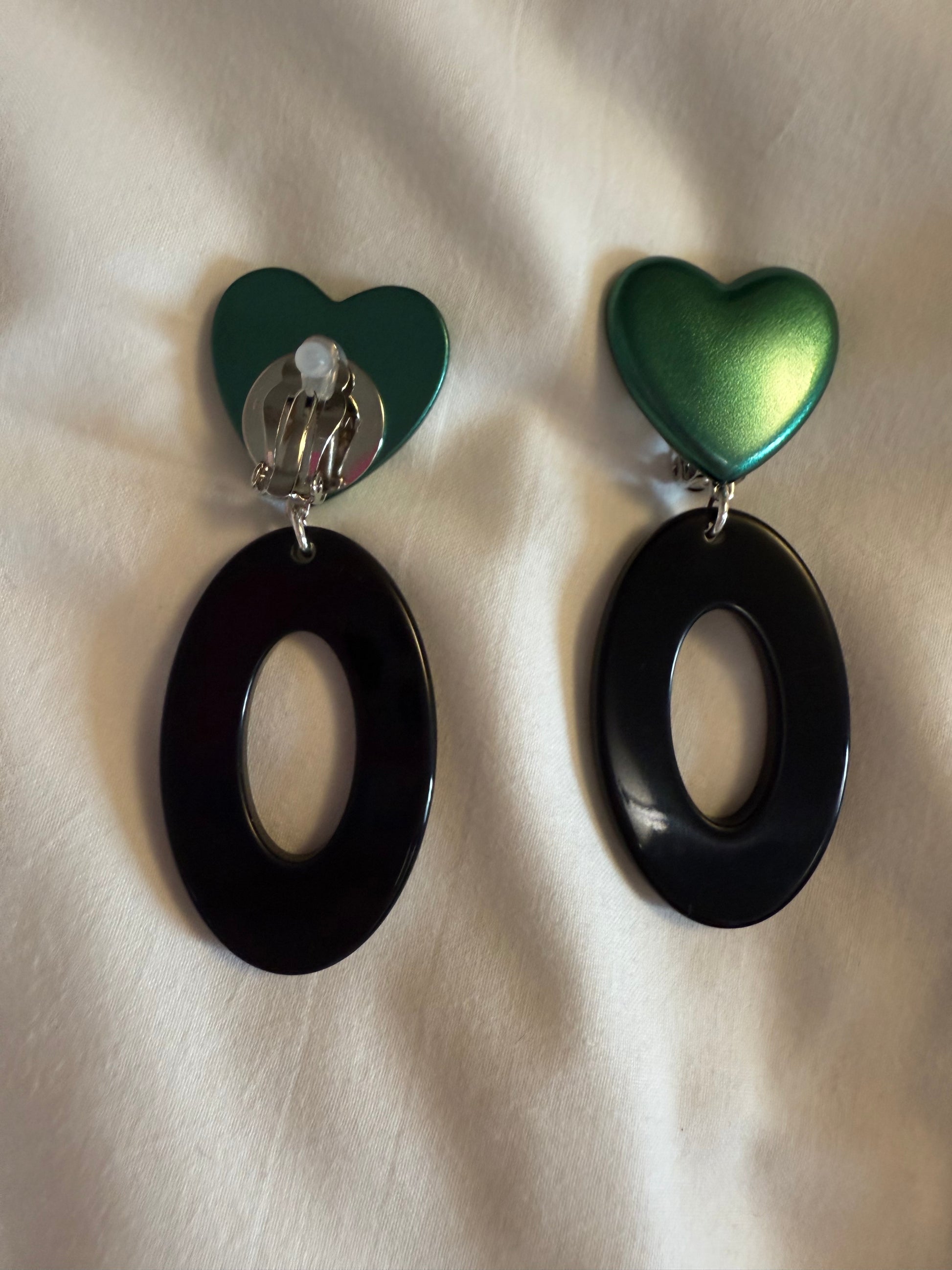 Boucles d’oreilles FRANCINE BRAMLI: édition limitée cœur vert et ovale noir