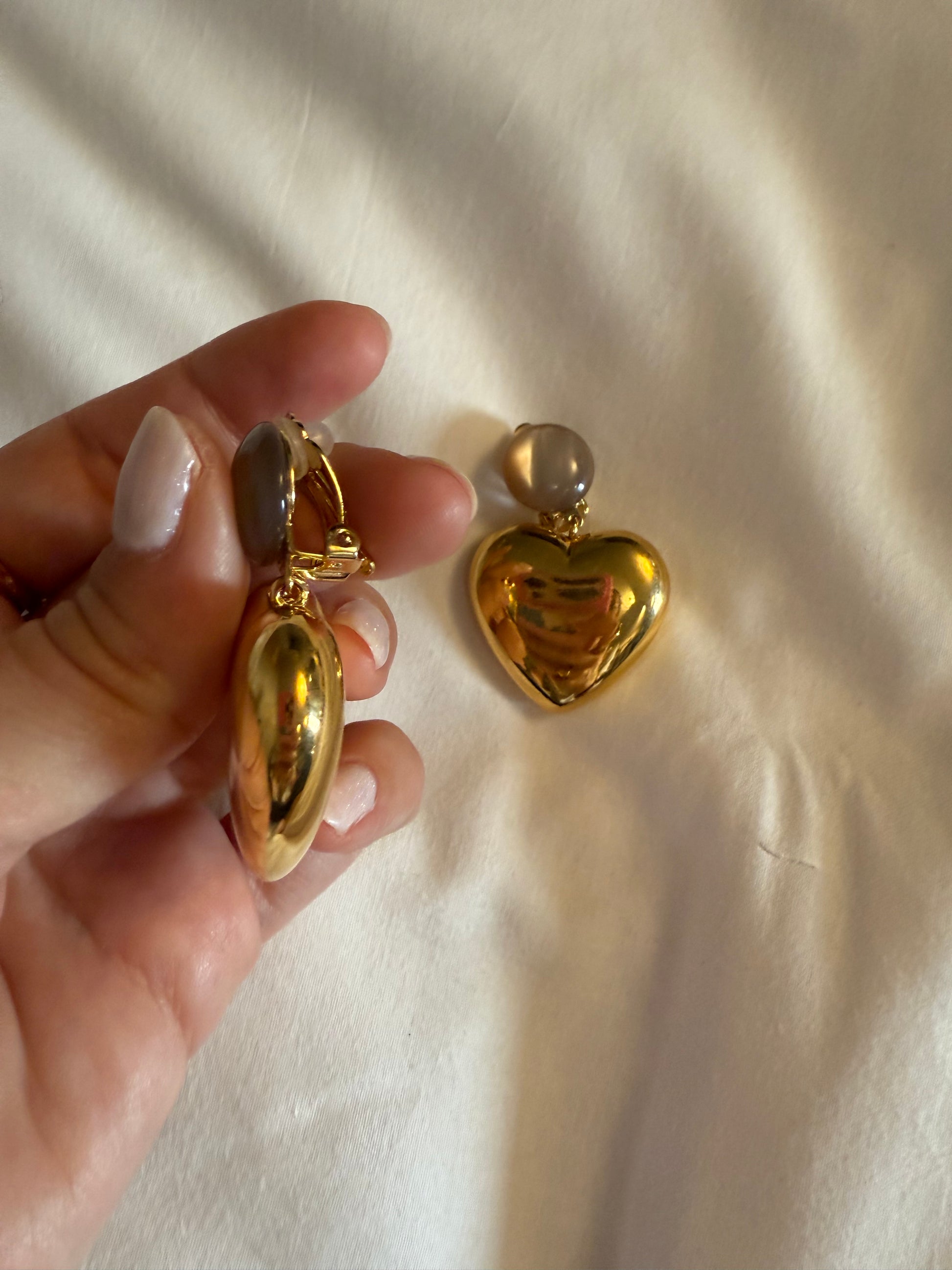 Boucles d’oreilles FRANCINE BRAMLI : petit cœur doré et cabochon mini gris clair reflets