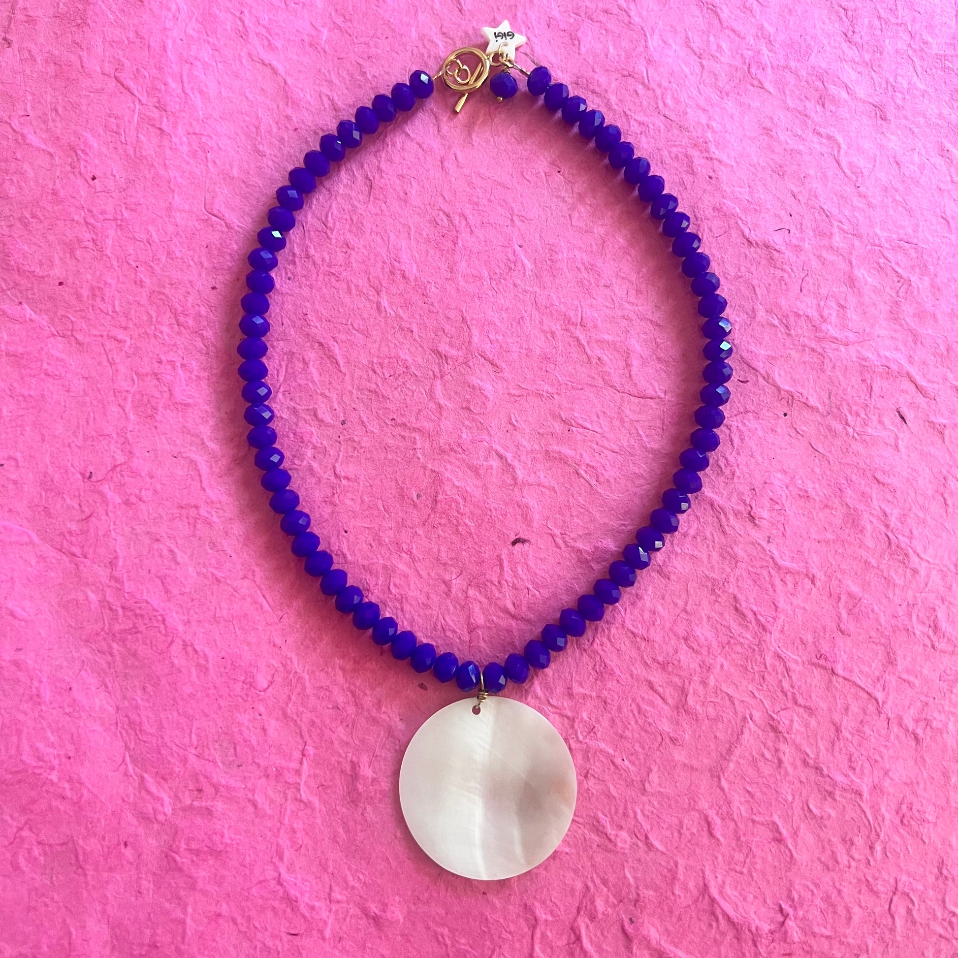 Collier mille et une facettes bleu Roy et pendentif en nacre