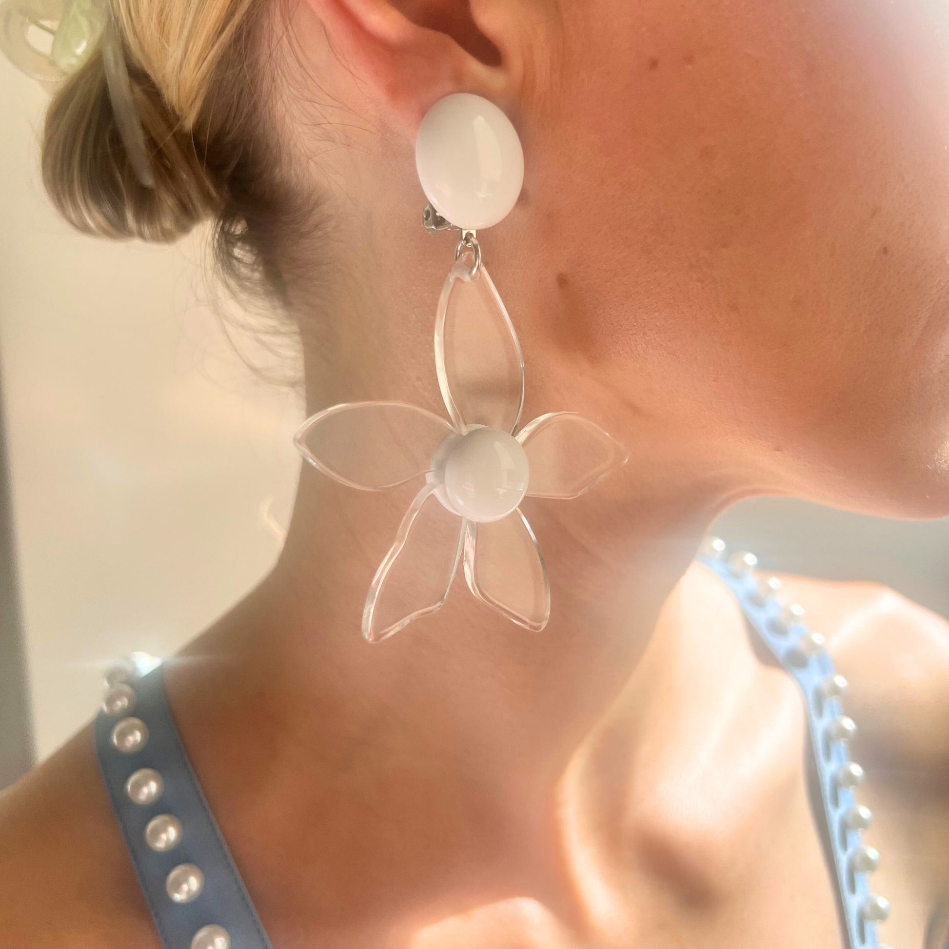 Boucle d'oreilles FRANCINE BRAMLI: FLORE BLANCHES ET TRANSPARENTES