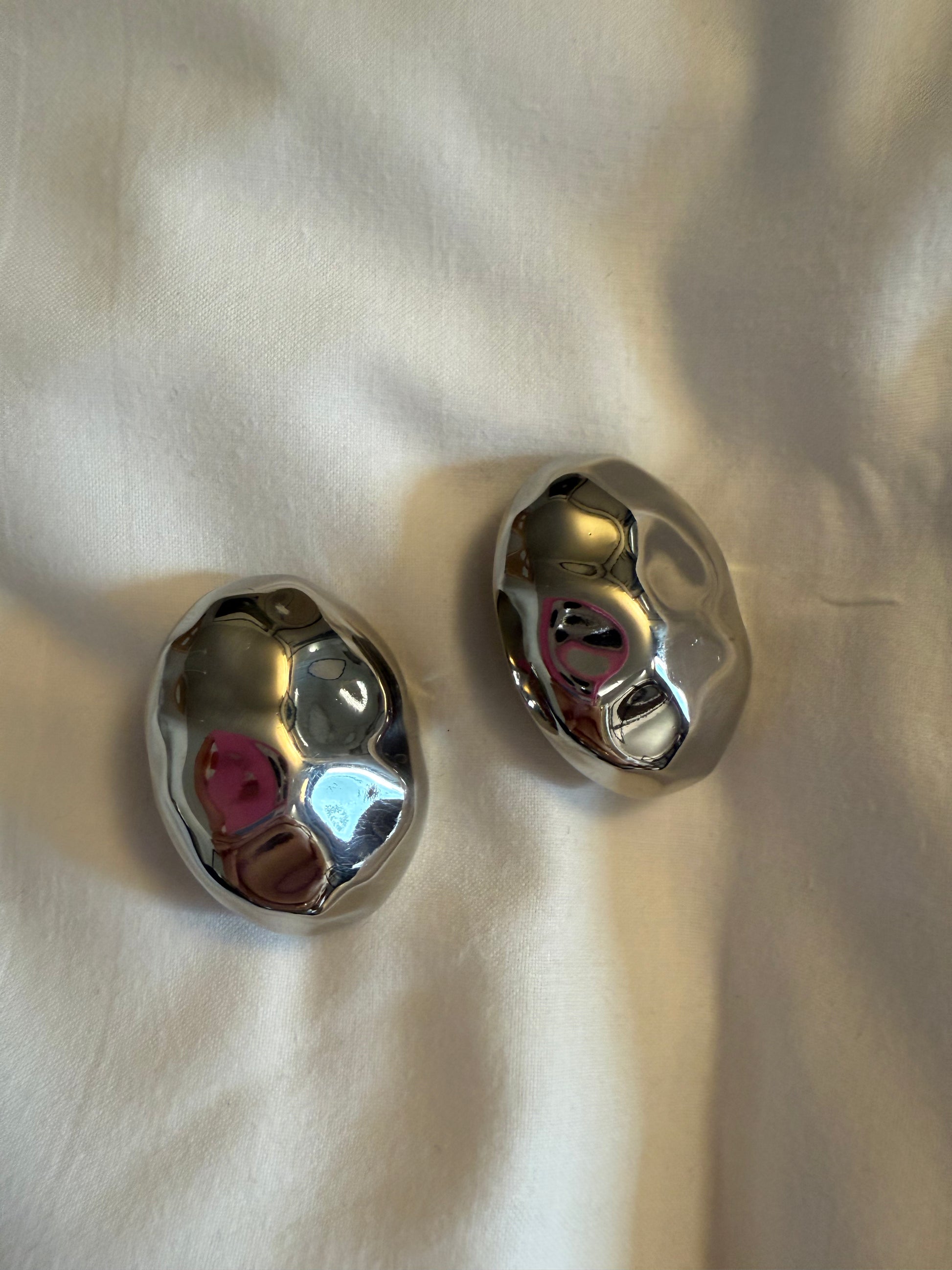 Boucles d’oreilles FRANCINE BRAMLI: Cabochon martelés argentés