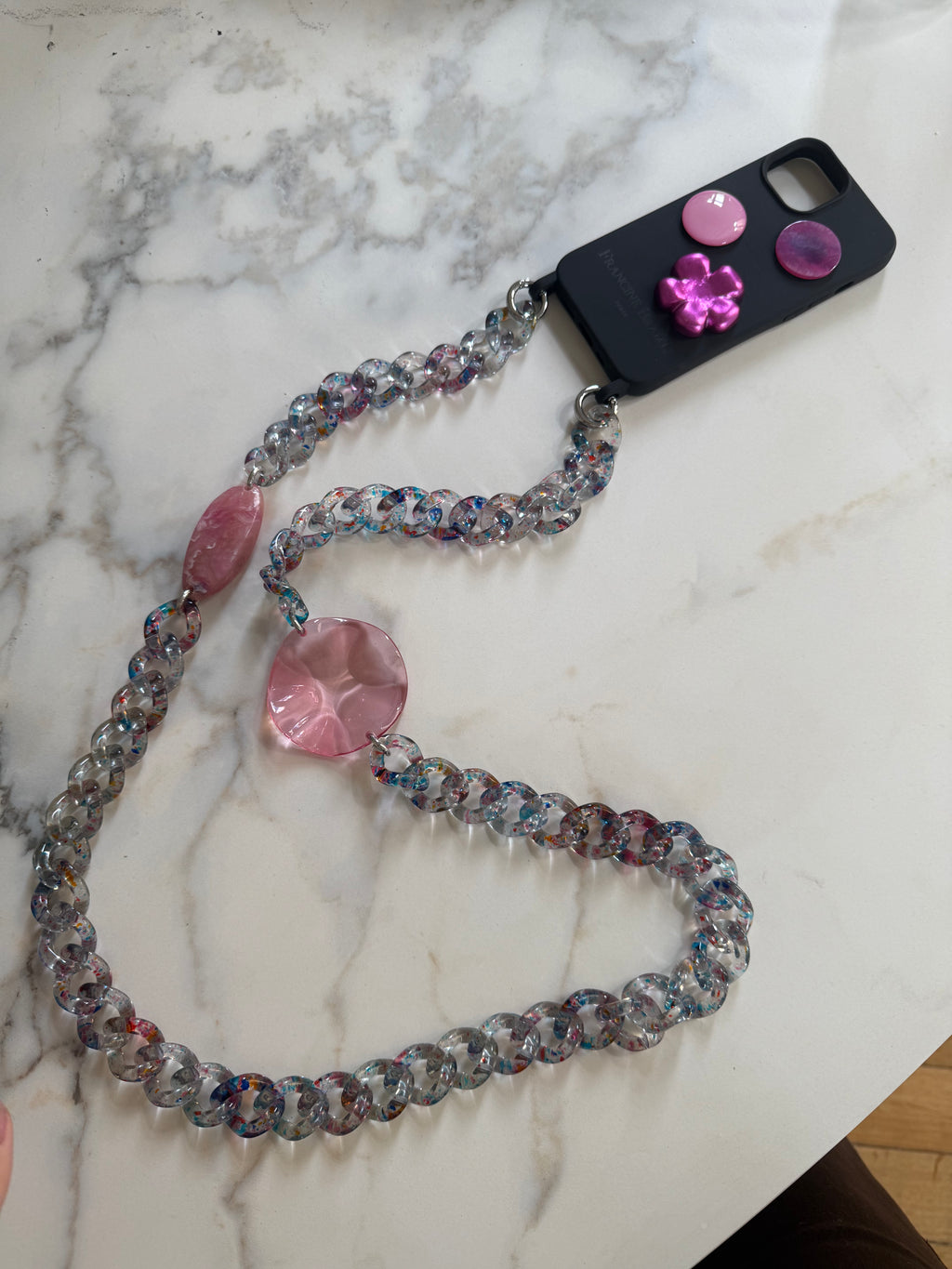 Coque et chaîne de portable iPhone 14 Francine Bramli