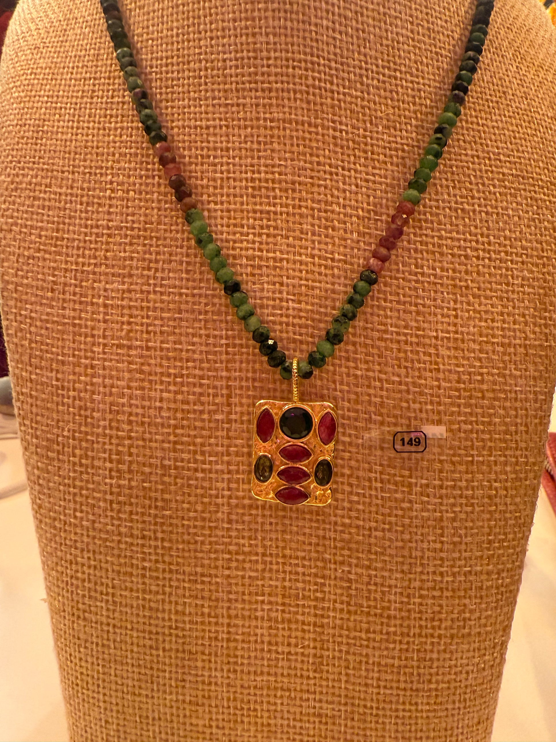 COLLIER EN PERLE DE GRENATS ET ONYX VERT ET PENDENTIF TALISMAN PIERRES FINES