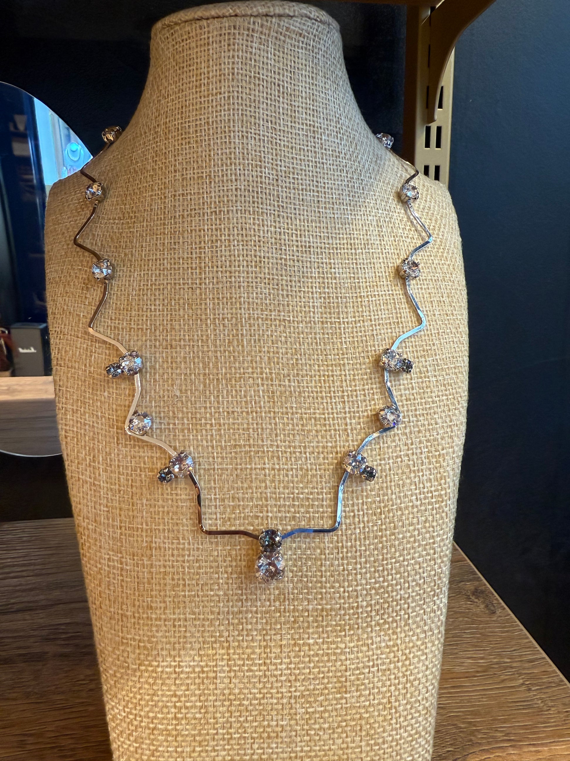 COLLIER ARGENTÉ AVEC CRISTAUX