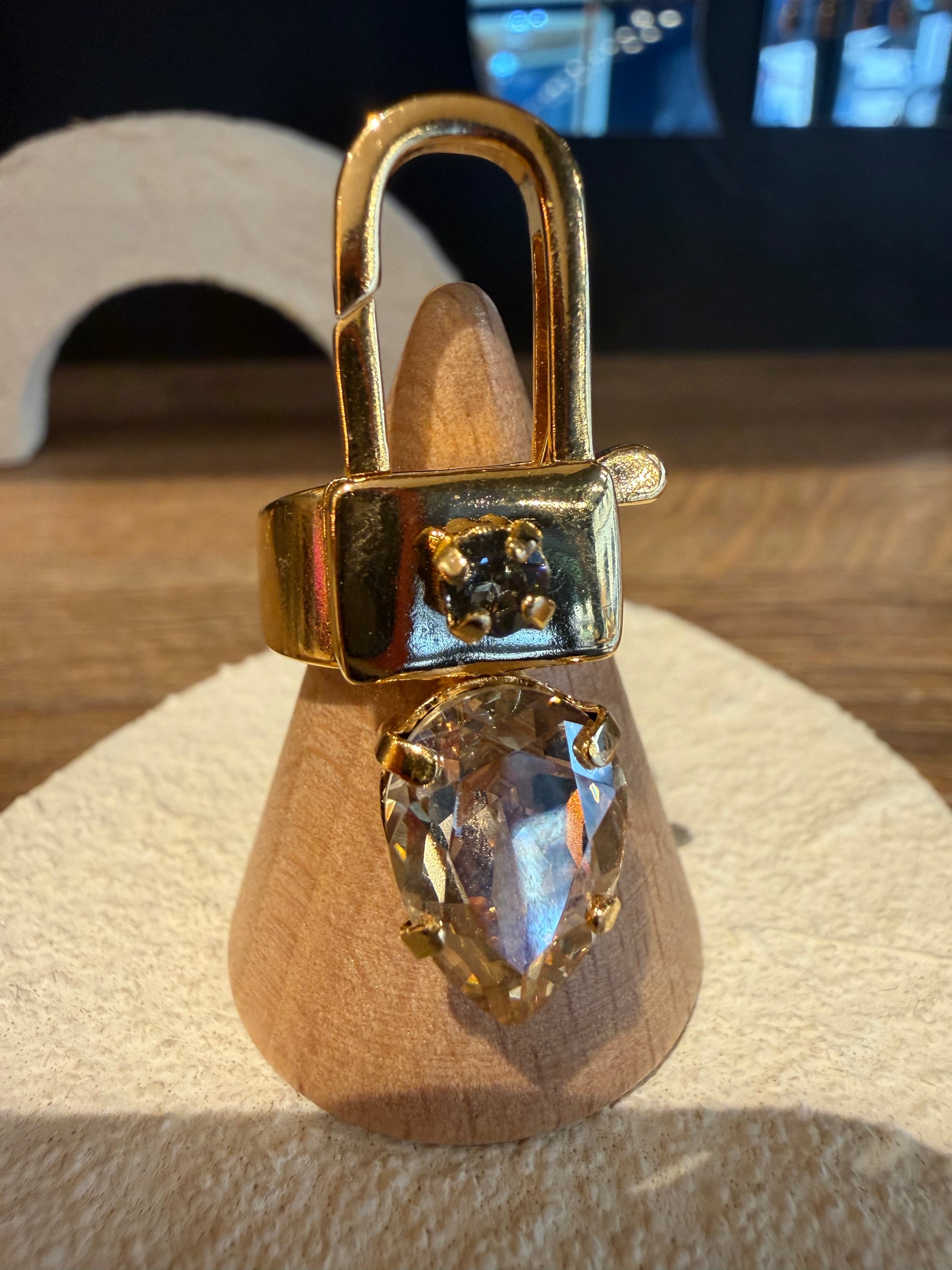 BAGUE CADENAS DORÉ ET CRISTAL NUDE