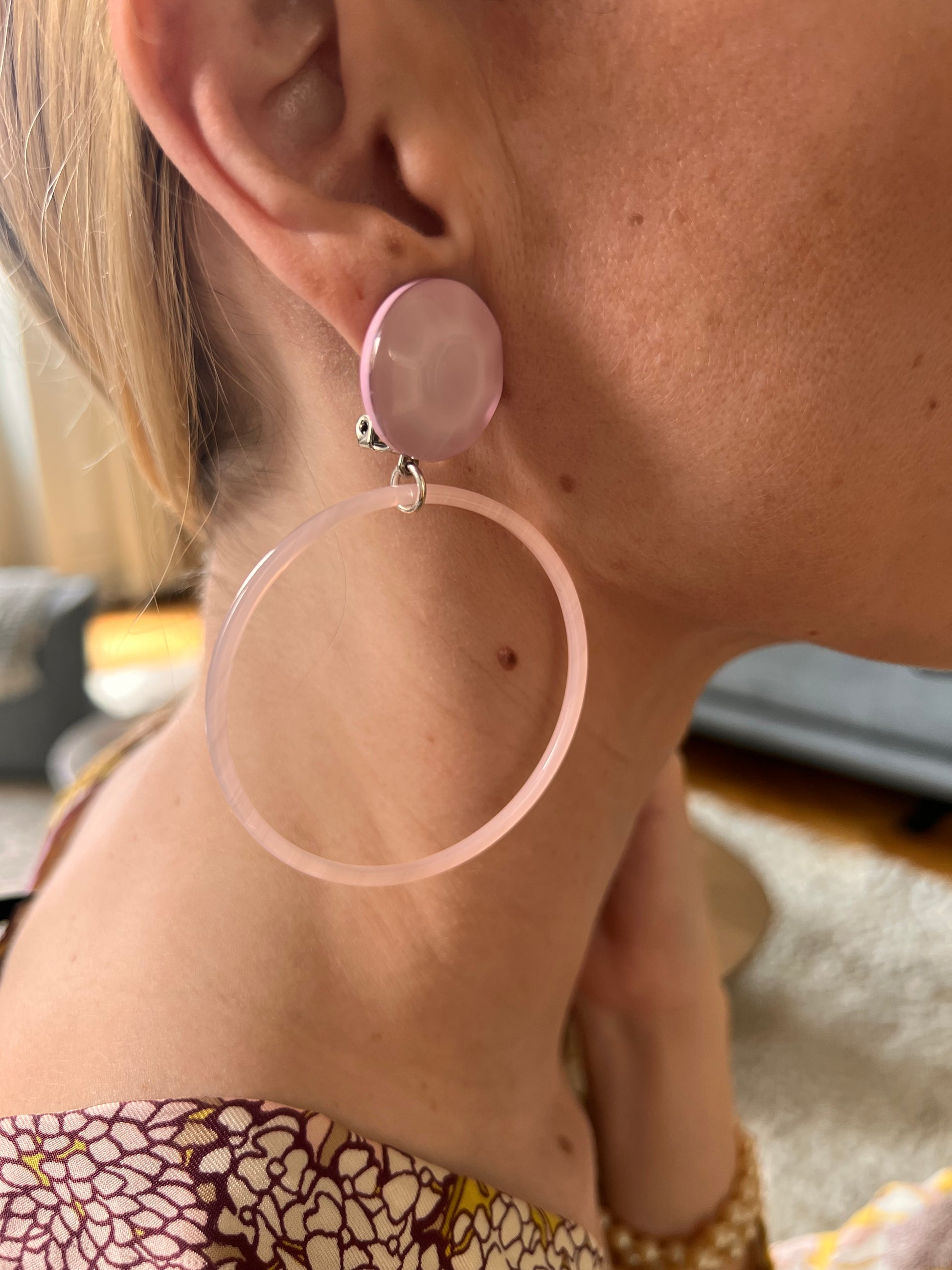 Boucles d'oreilles Francine Bramli: CRÉOLES FINES L ROSE PÂLE