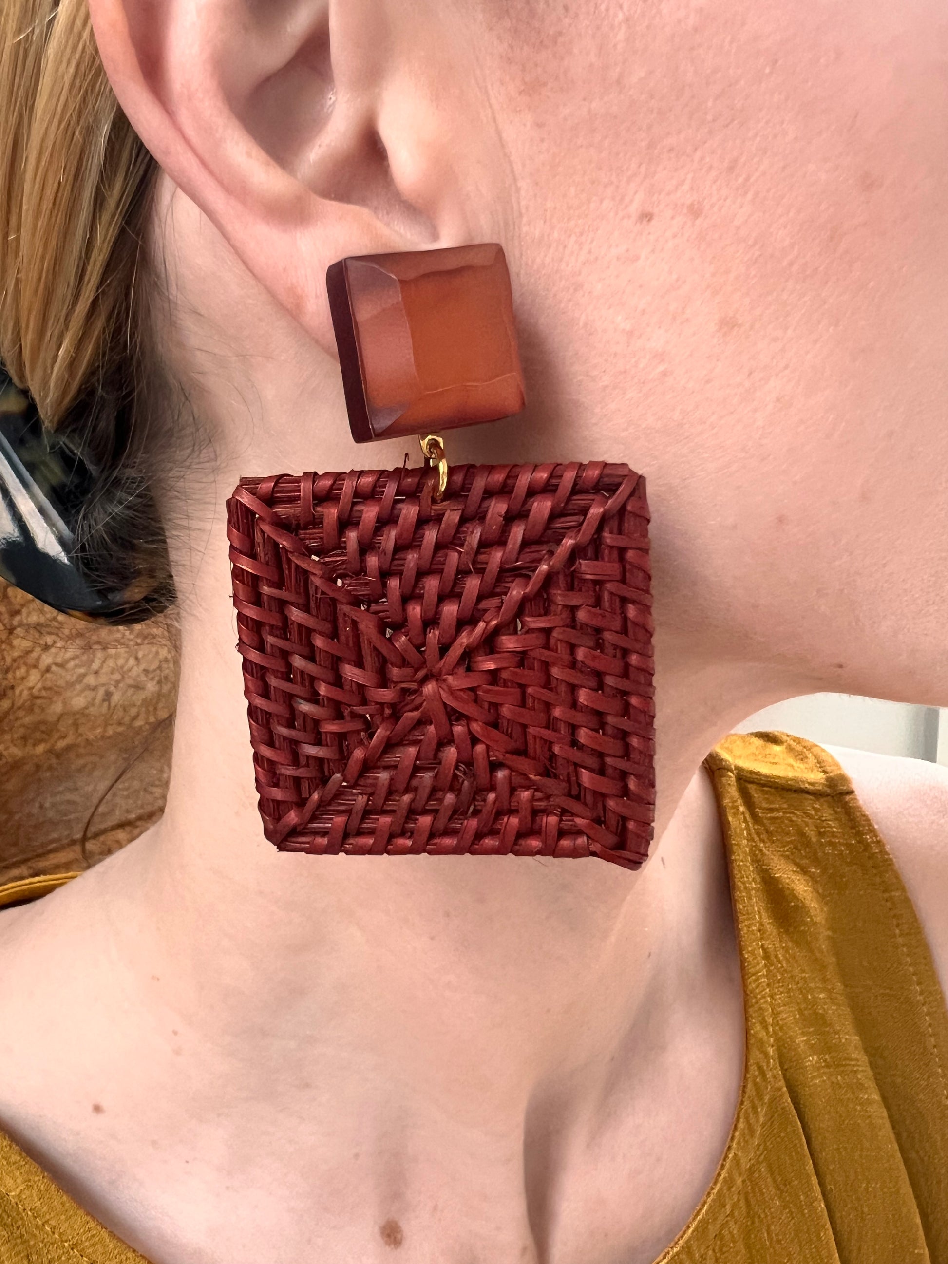 Boucles d'oreilles Francine Bramli: PLAGE RAPHIA CARRÉ MARRON