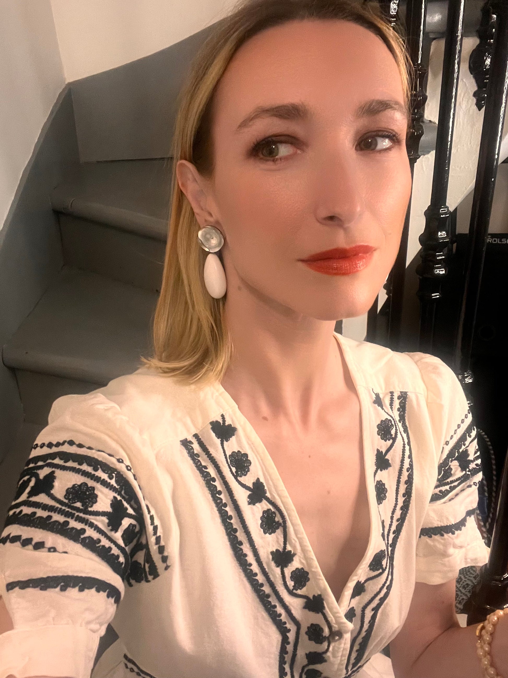 Boucles d'oreilles Francine Bramli: EDITION LIMITÉE BLANCHE ET CABOCHON TRANPARENT