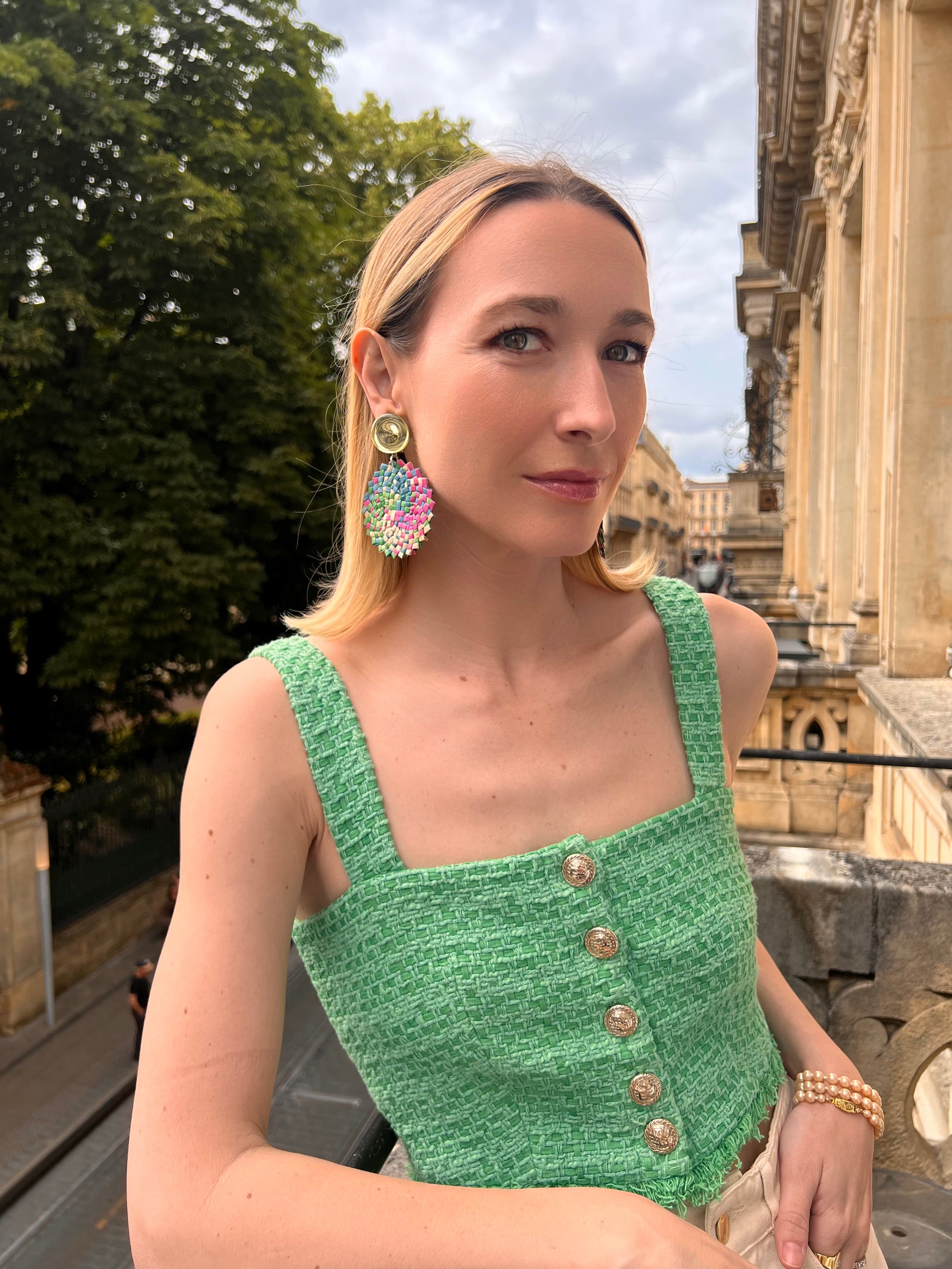 Boucles d'oreilles Francine Bramli: PLAGE M RAPHIA CABOCHON ANIS