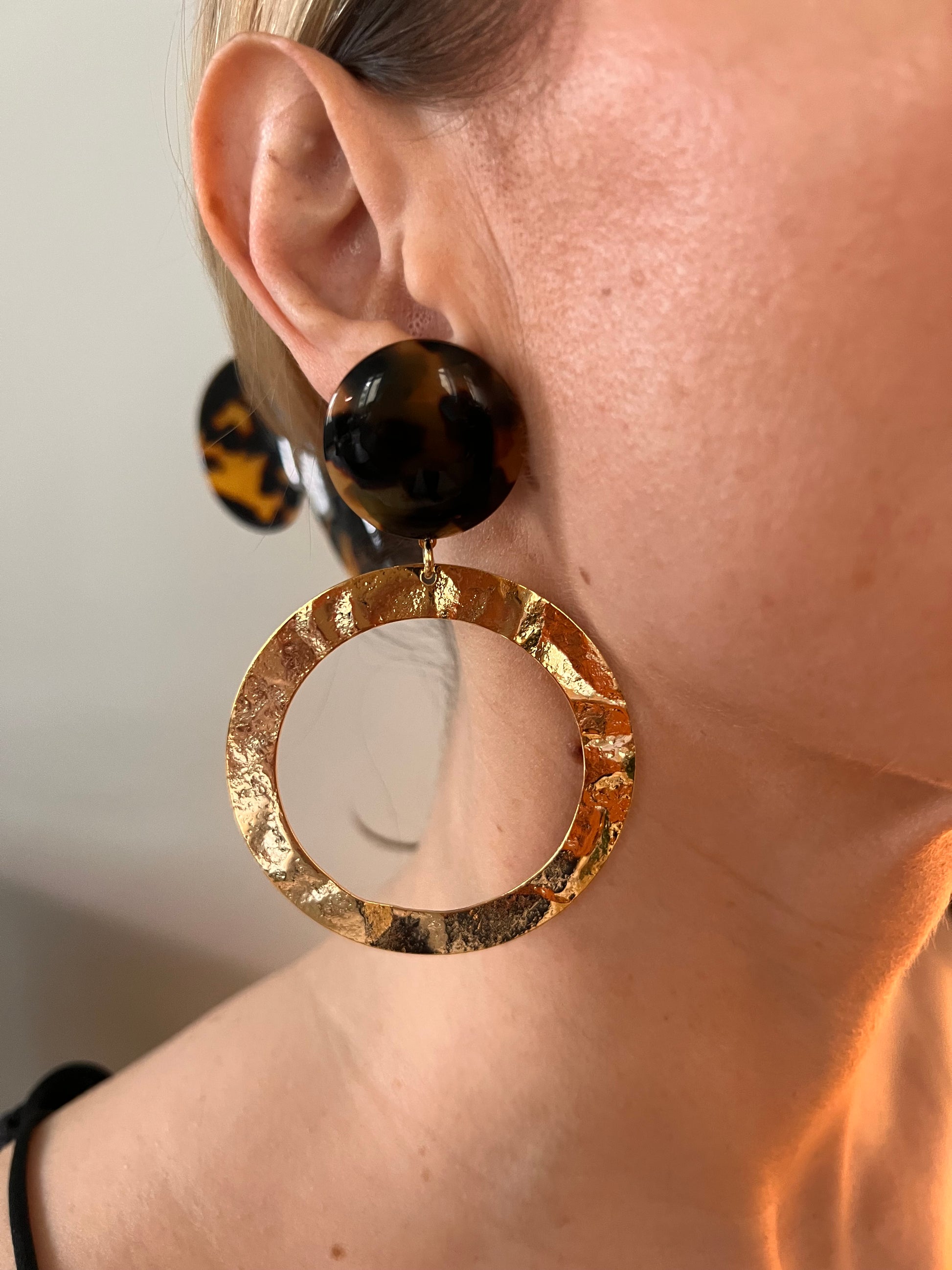 Boucles d'oreilles Francine Bramli:  VERONICA ECAILLE ET CERCLE DORÉ