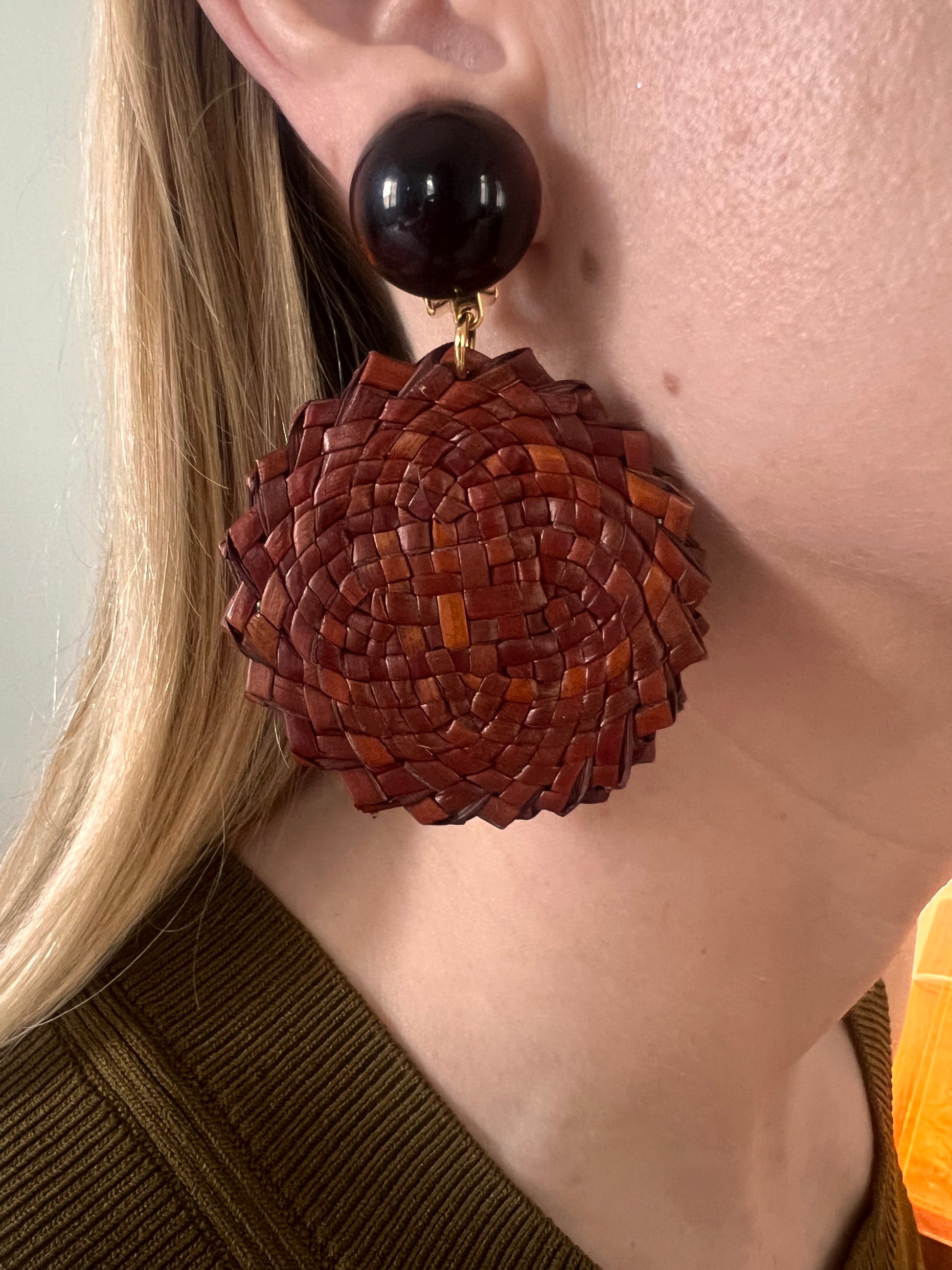 Boucles d'oreilles Francine Bramli: PLAGE M COULEUR MARRON ET CABOCHON ECAILLE
