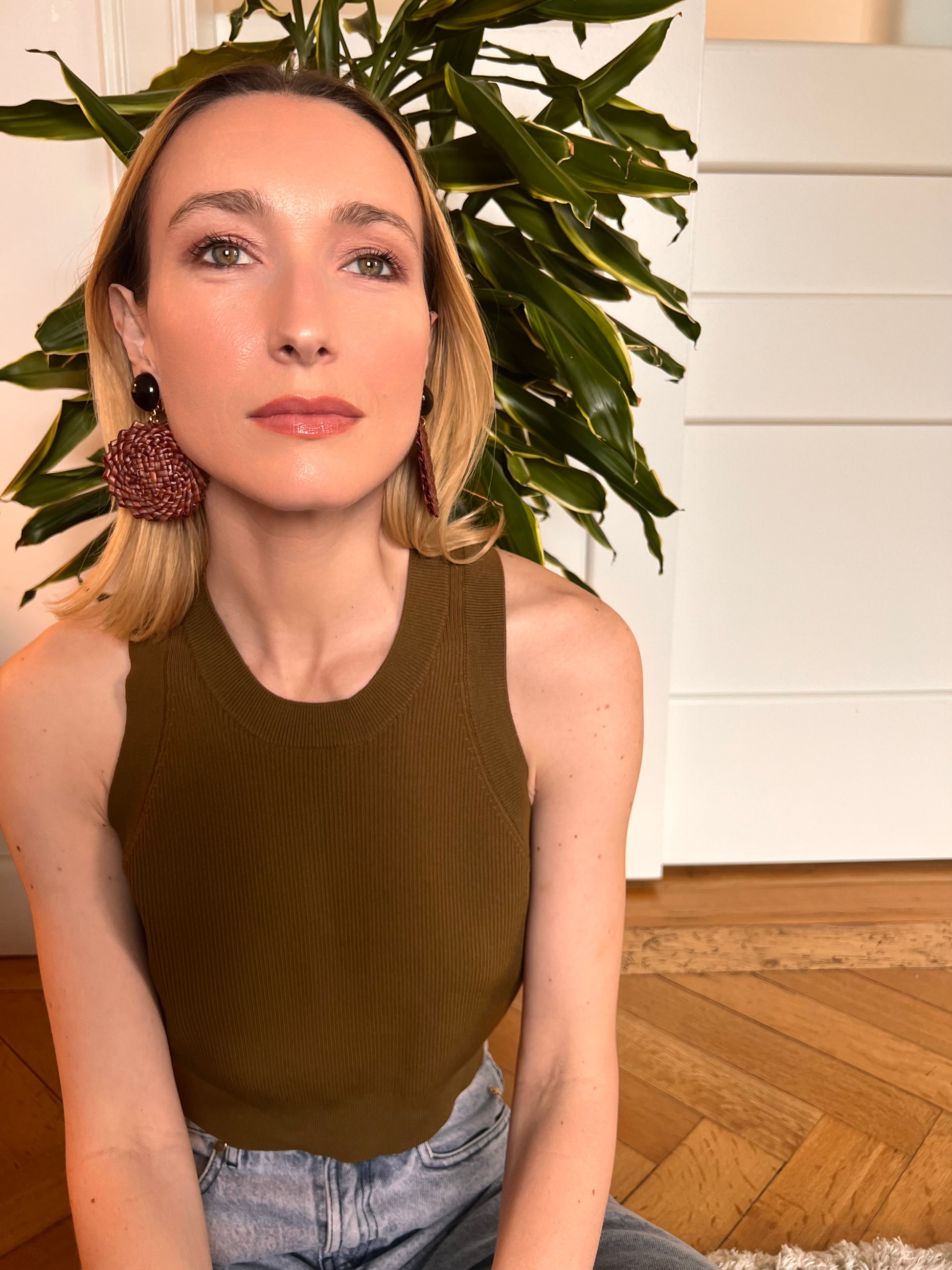 Boucles d'oreilles Francine Bramli: PLAGE M COULEUR MARRON ET CABOCHON ECAILLE