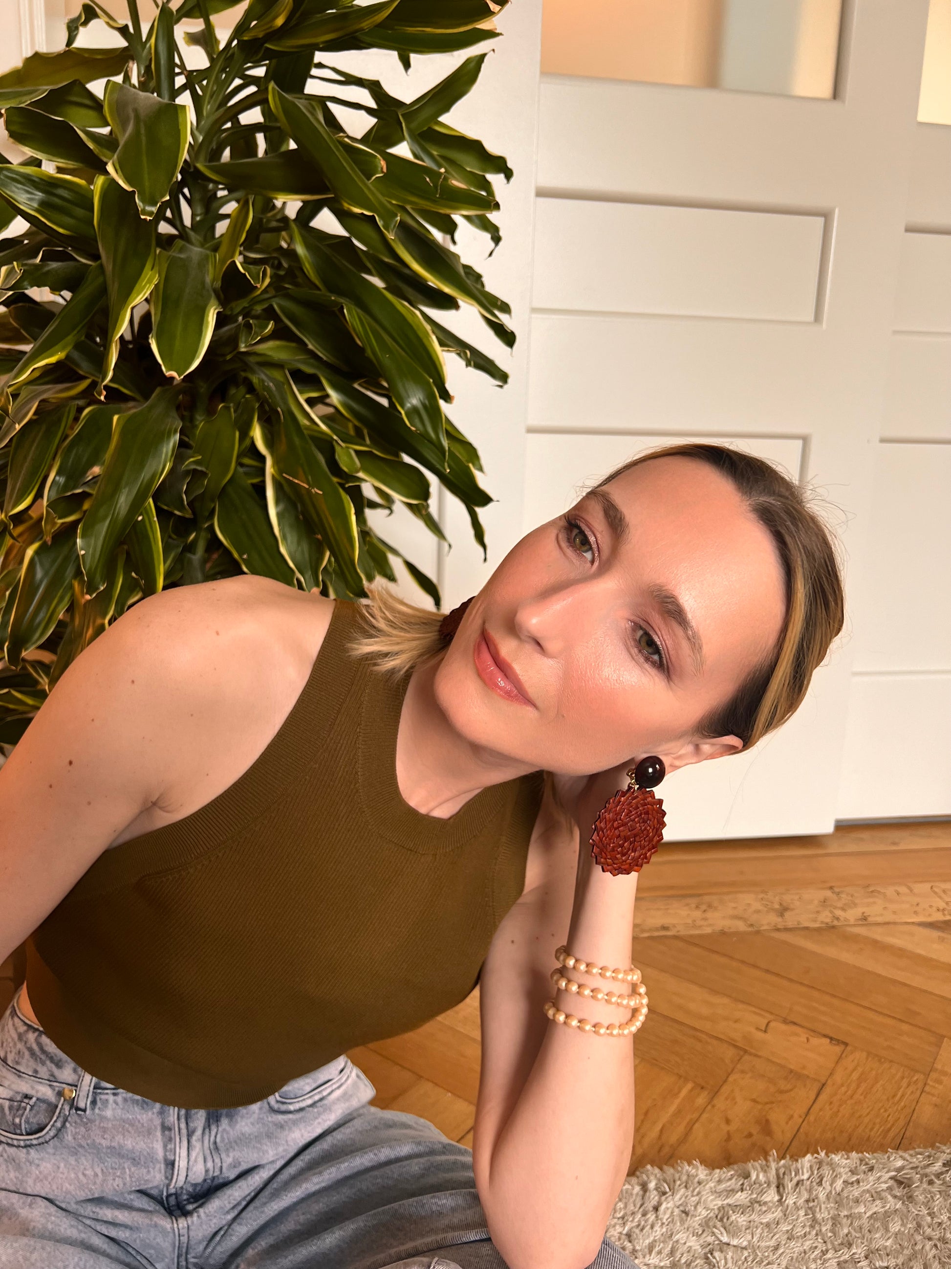 Boucles d'oreilles Francine Bramli: PLAGE M COULEUR MARRON ET CABOCHON ECAILLE