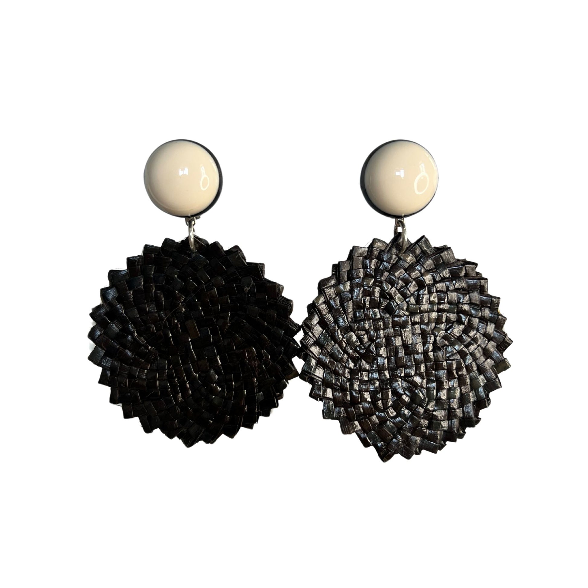 Boucles d'oreilles Francine Bramli: RAPHIA NOIRE CABOCHON BLANC