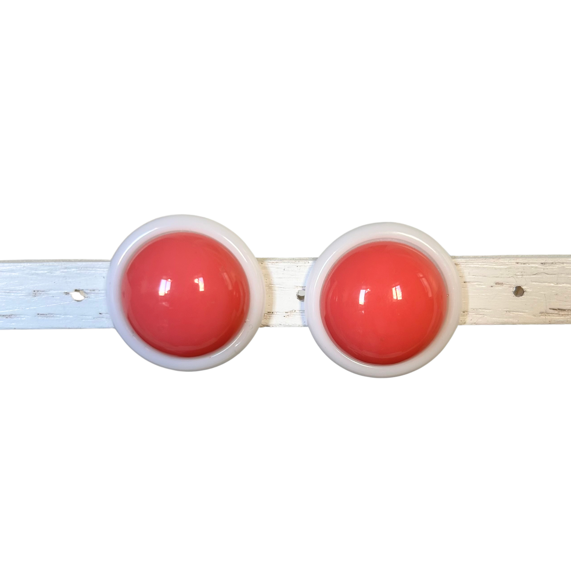 Boucle d'oreilles FRANCINE BRAMLI: RAINBALL CORAIL ET BLANCHE